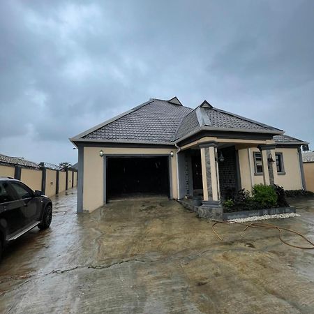 24-Hour Electricity An Entire Stylish 4-Bedroom Bungalow Akure Buitenkant foto